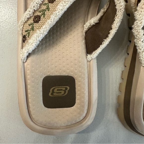 Skechers Women’s Tan & Cream Slip On Split Toe Embroidered Fringe Strap GUC - Picture 4 of 11
